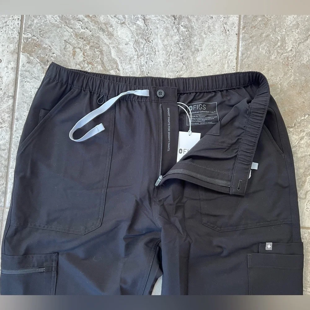 FIGS NWT Cairo Men's Zip Fly Cargo Scrub Pants in Black, size XL/T
